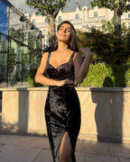 Rochie catifea neagra din catifea cu slit si decolteu, eleganta, cu cupe si fermoar.