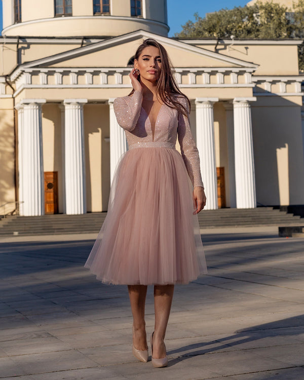 Rochie eleganta roz cu sclipici, cu centura, cupe pe interior, nasturi la spate, mâneci lungi strălucitoare, decolteu puțin transparent, lungime 110 cm.