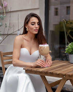 Rochie alba scurtă fabuloasă cu corset și decolteu, confecționată din satin regal, ideală pentru evenimente speciale.