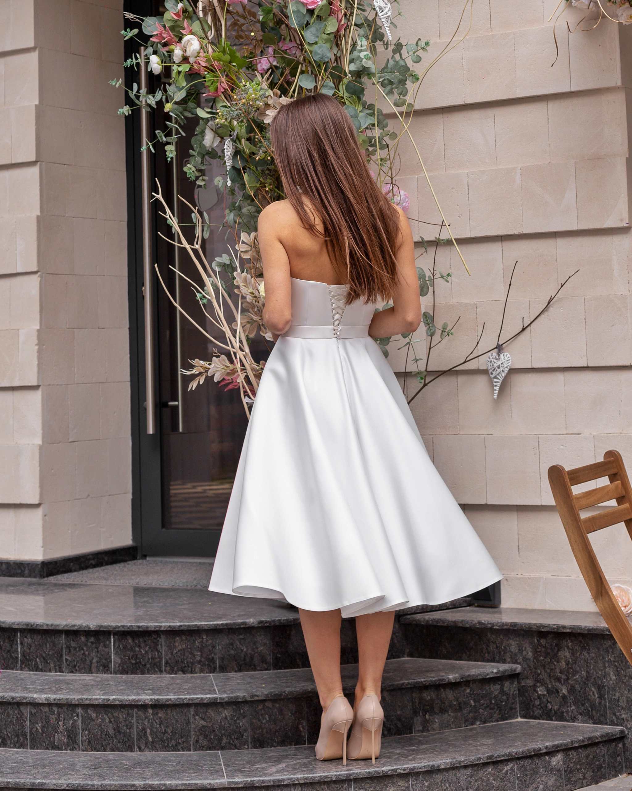 Rochie alba scurtă fabuloasă cu corset și decolteu, satin regal, cordon detașabil.