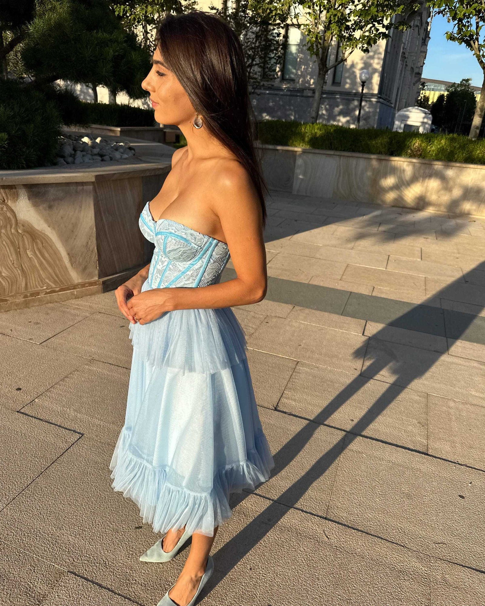 Rochie de ocazie midi cu corset albastru deschis din dantelă franceză