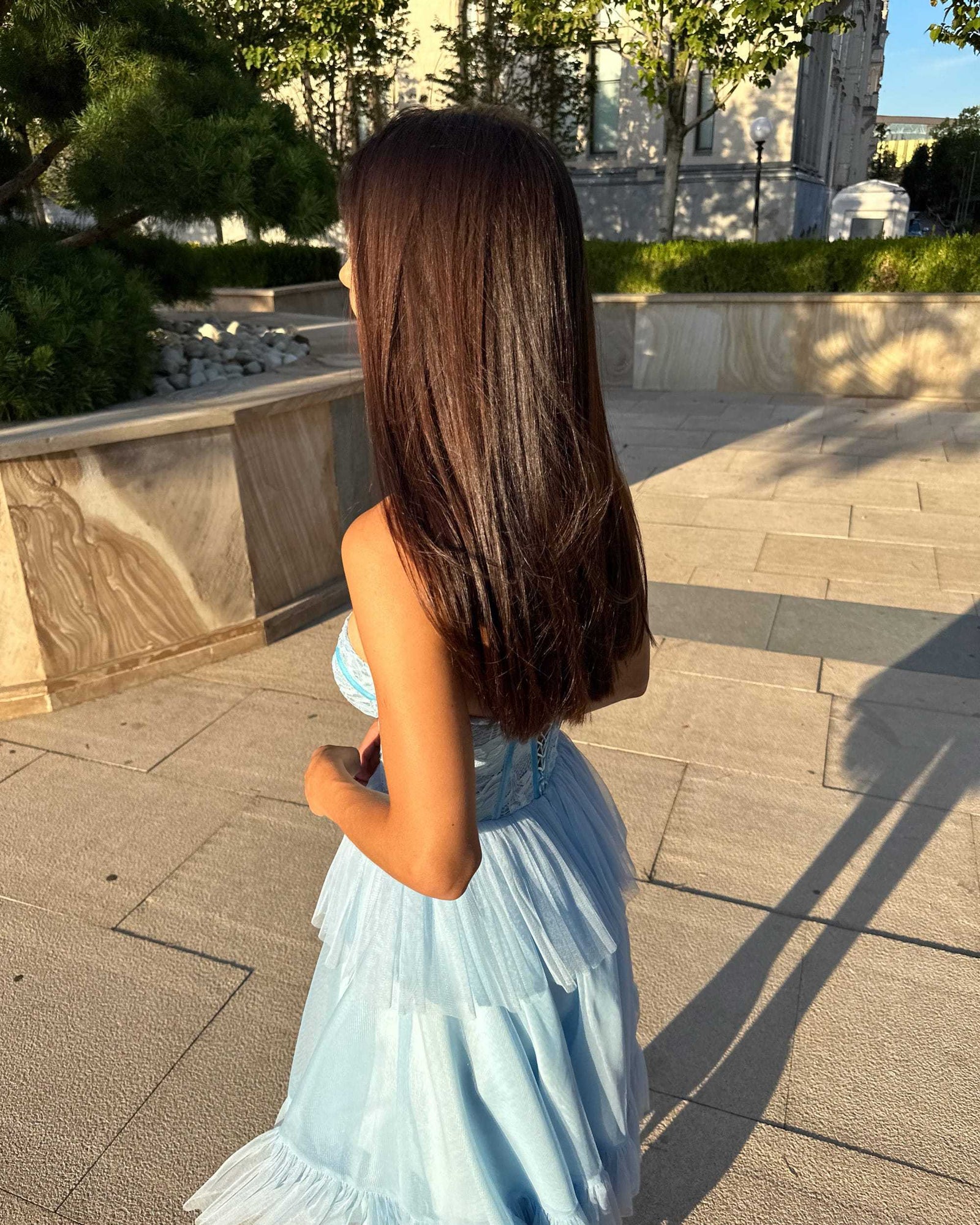Rochie de ocazie midi albastru deschis cu corset din dantelă franceză și șiret reglabil.