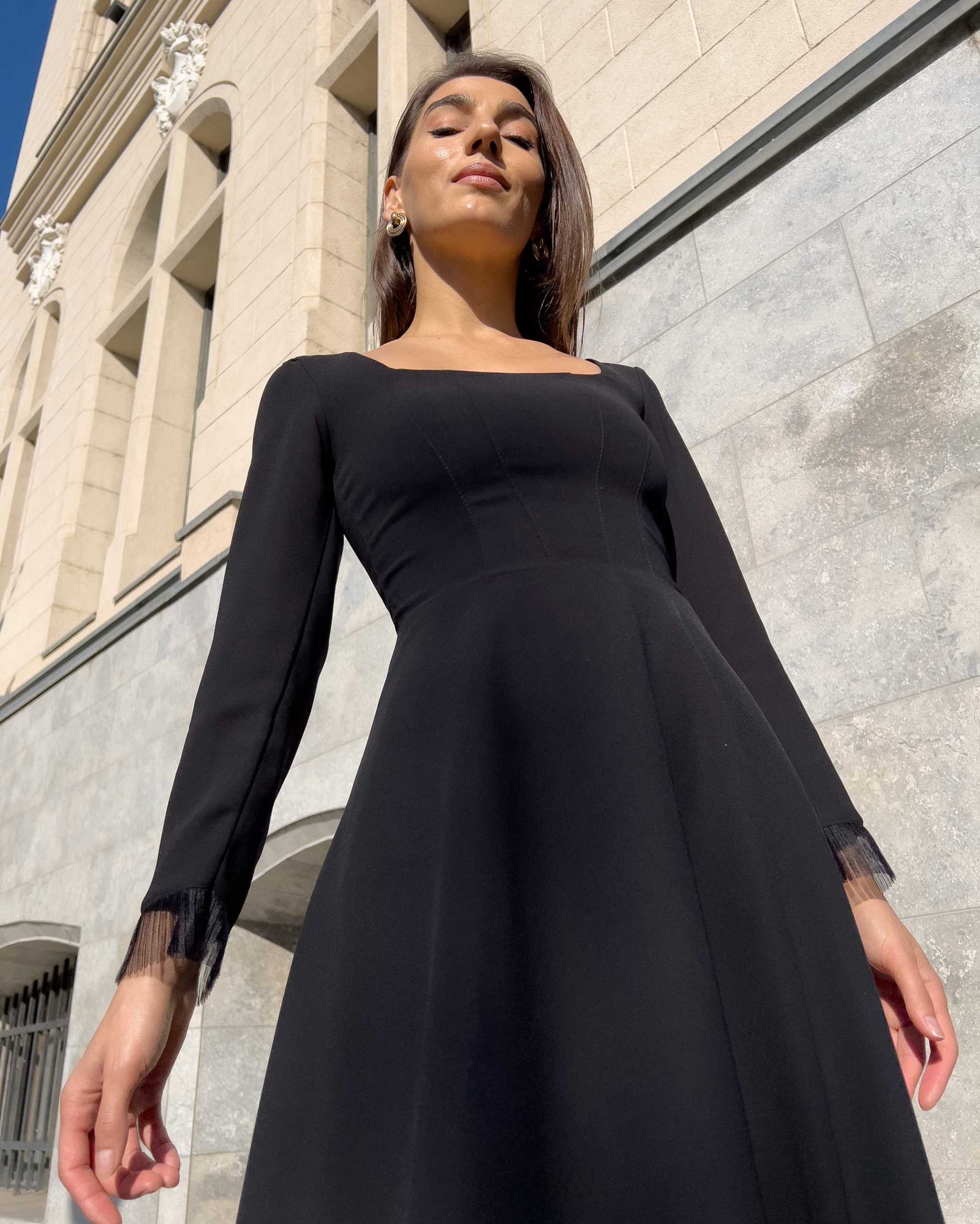 Rochie neagra eleganta mânecă lungă, elegantă, midi, potrivită pentru ocazii speciale.