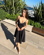 Rochie neagra elegantă scurtă cu bretele în grădină