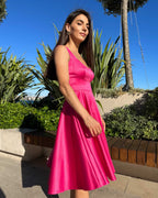 Rochie eleganta roz decoltata fara maneci cu decolteu ascutit si fermoar.