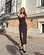 Rochie eleganta maxi casual neagră cu bretele, din crep, cu tăietură pe mijloc și pliuri.