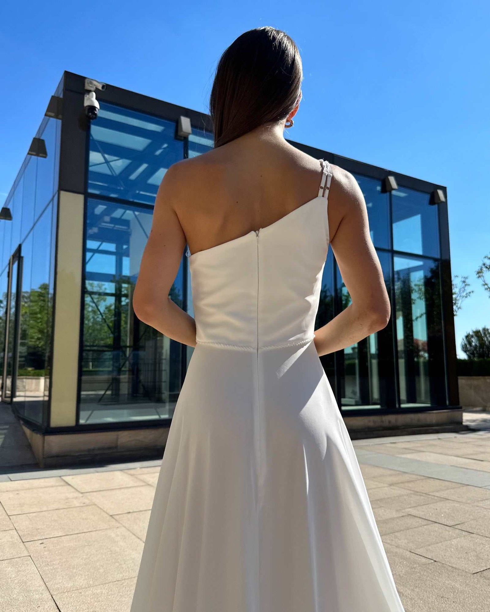 Rochie cununie civila lungă petrecută din voal, design asimetric, eleganță rafinată, fermoar ascuns.