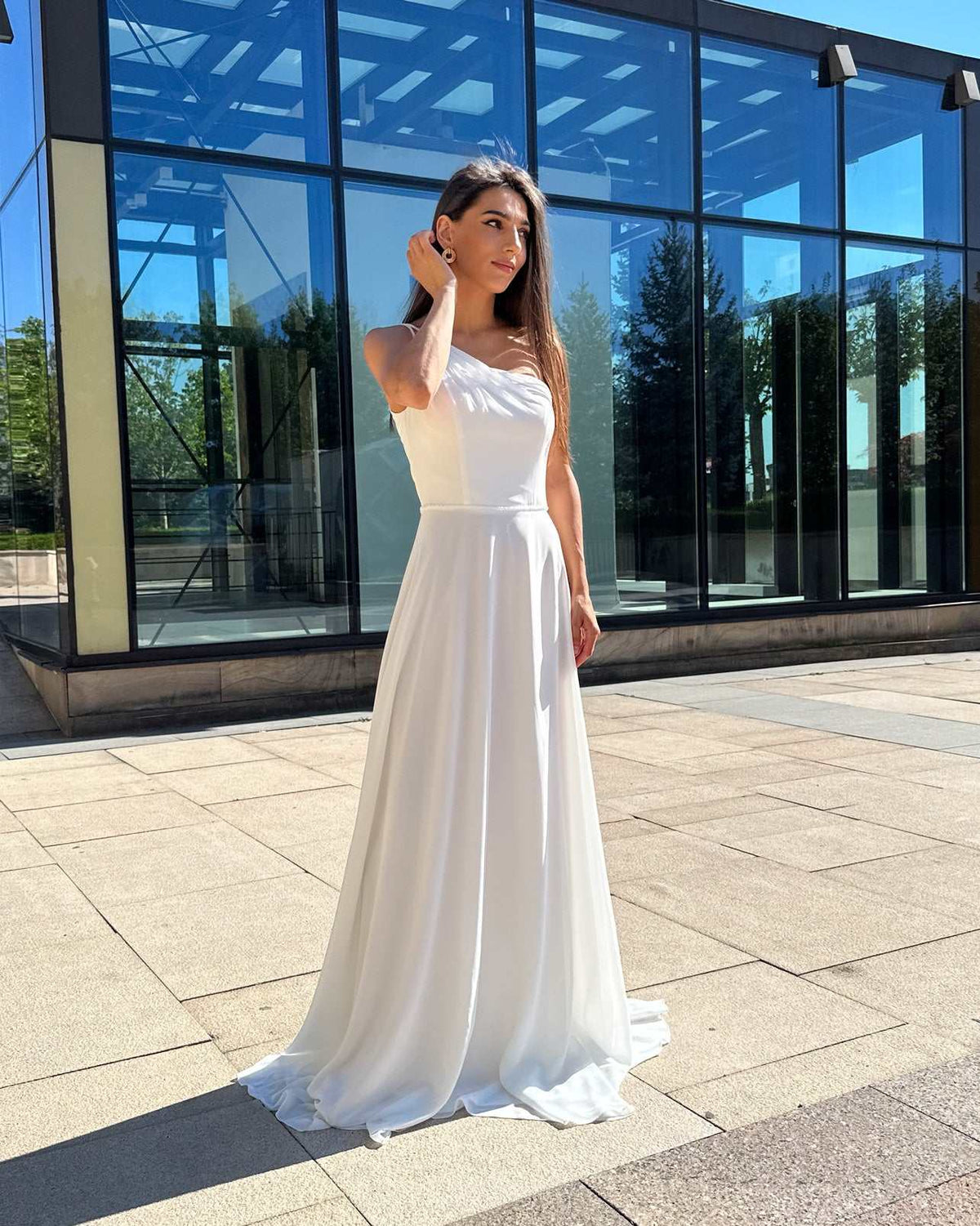 Rochie cununie civila lungă petrecută din voal, asimetrică și elegantă, ideală pentru evenimente speciale.