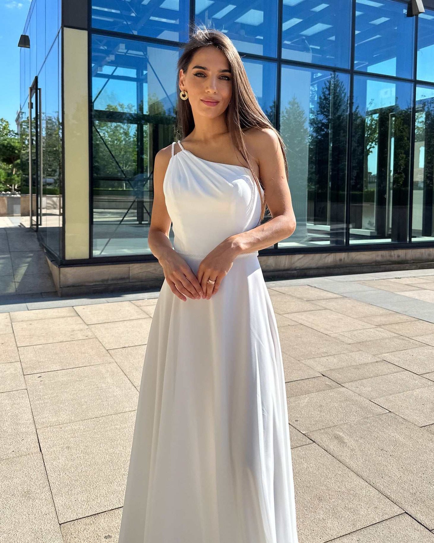 Rochie cununie civila lungă din voal cu design asimetric, eleganță rafinată pentru evenimente speciale.