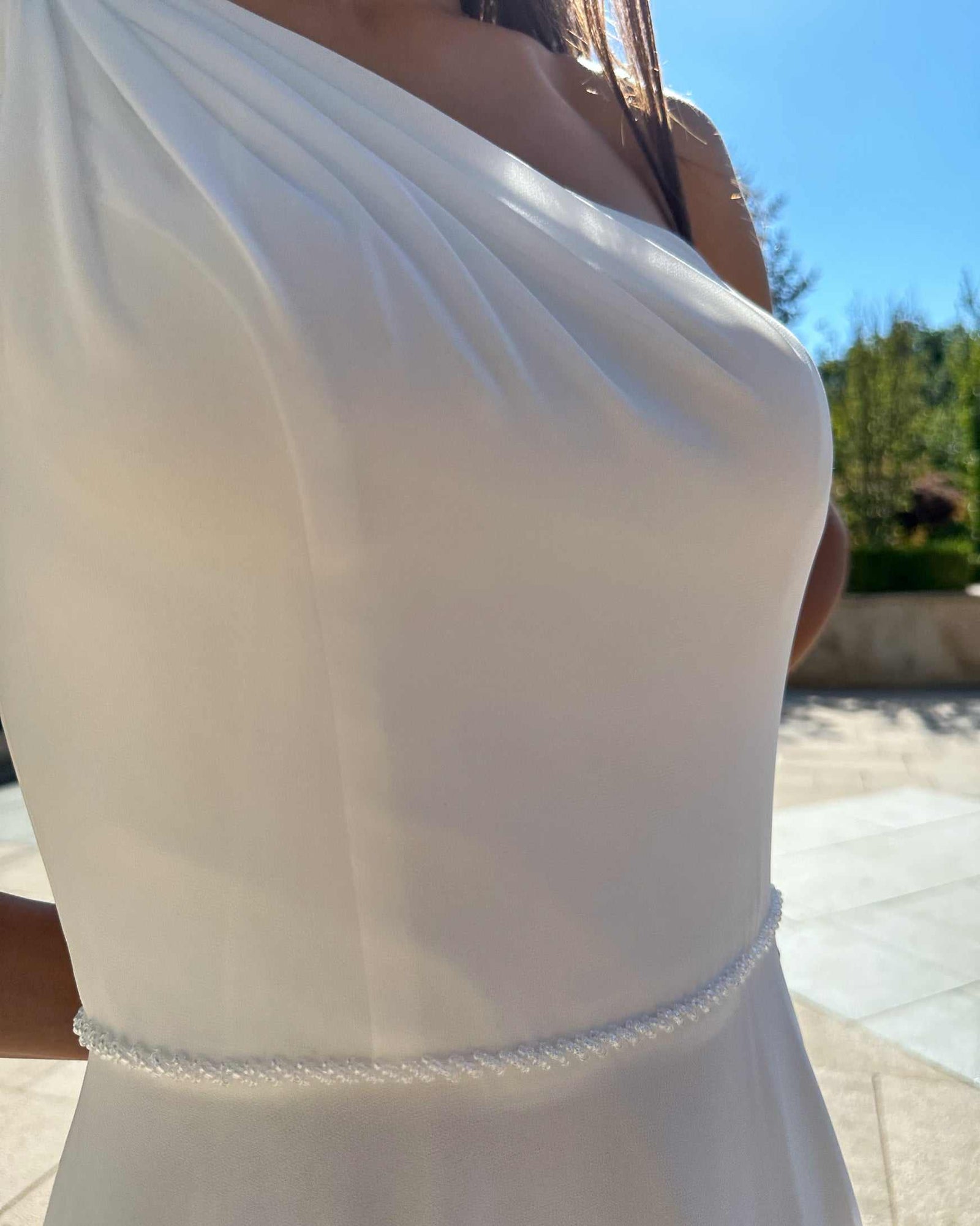 Rochie cununie civila lungă petrecută din voal cu design asimetric și material fluid.