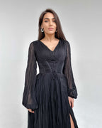 Rochie lunga neagră cu mâneci, elegantă, cu șliț și decolteu mic.