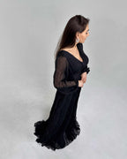 Rochie lunga neagră cu mâneci, elegantă și seducătoare, cu șliț și decolteu mic.