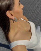 Rochie alba elegantă scurtă cu decolteu delicat și fermoar discret.