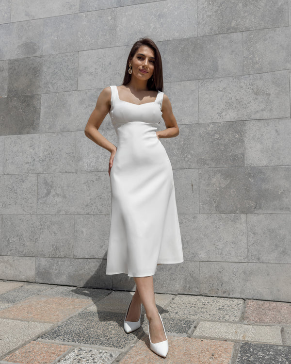 Rochie alba midi evazată cu decolteu delicat, elegantă și feminină, pentru evenimente speciale.