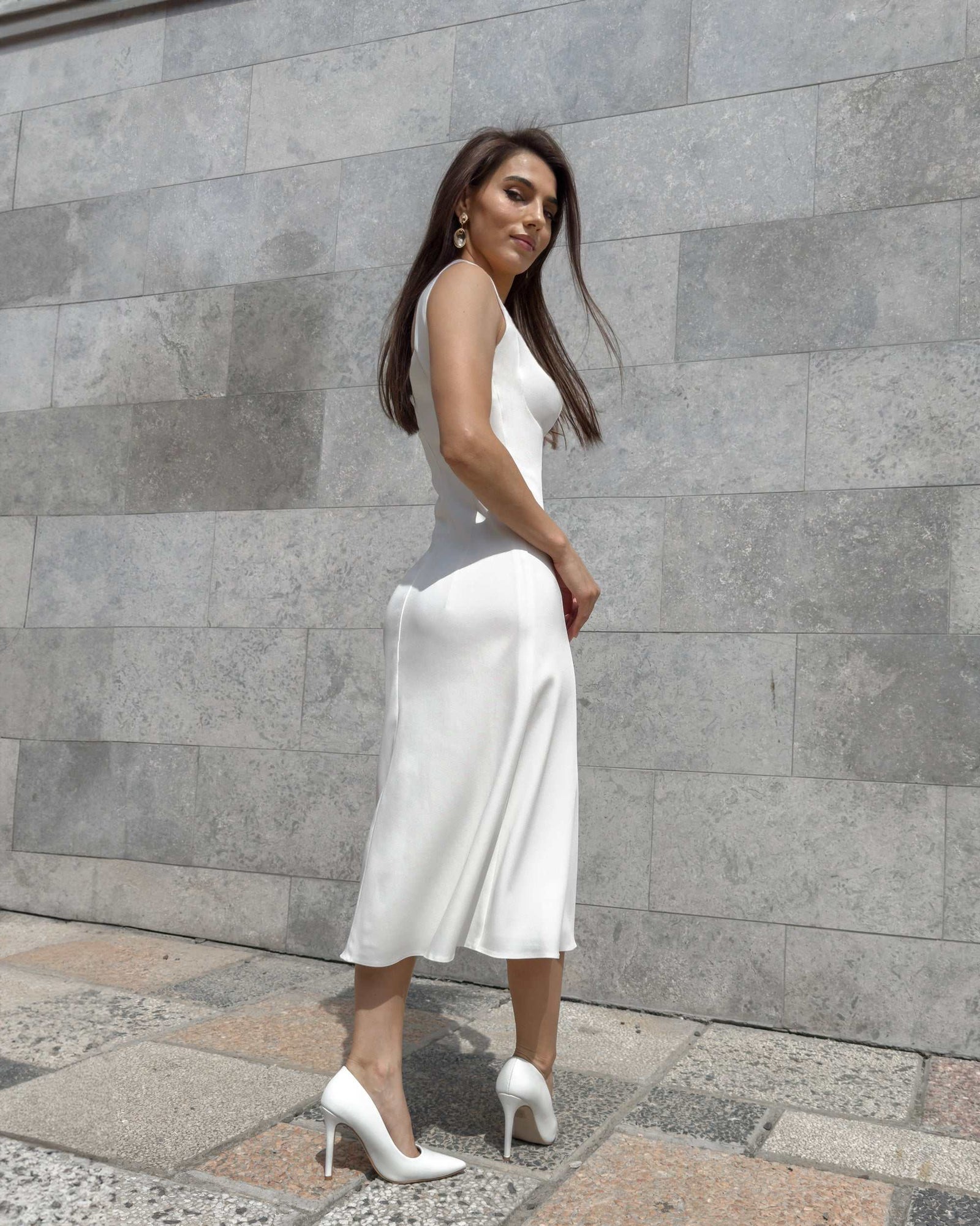 Rochie alba midi evazată cu decolteu delicat și fermoar la spate.