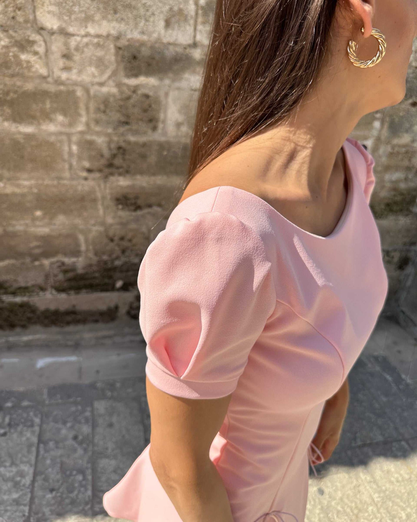 Rochie scurta roz elegantă din stofă elastică cu mâneci scurte.