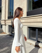 Rochie cununie civila cu mâneci lungi și decolteu elegant, ideală pentru evenimente speciale.