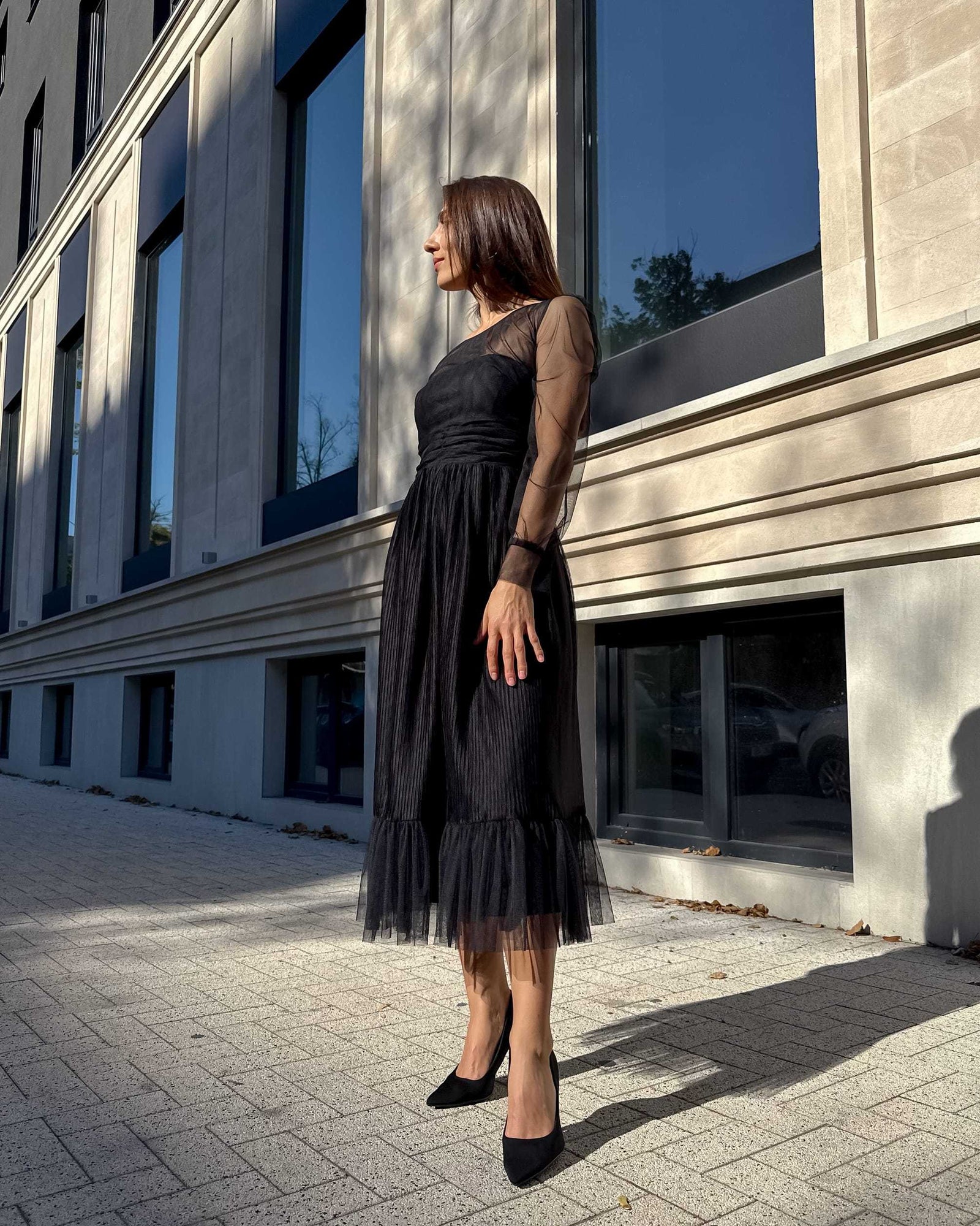 Rochie nunta elegantă neagră midi cu mâneci lungi transparente și șnur reglabil.