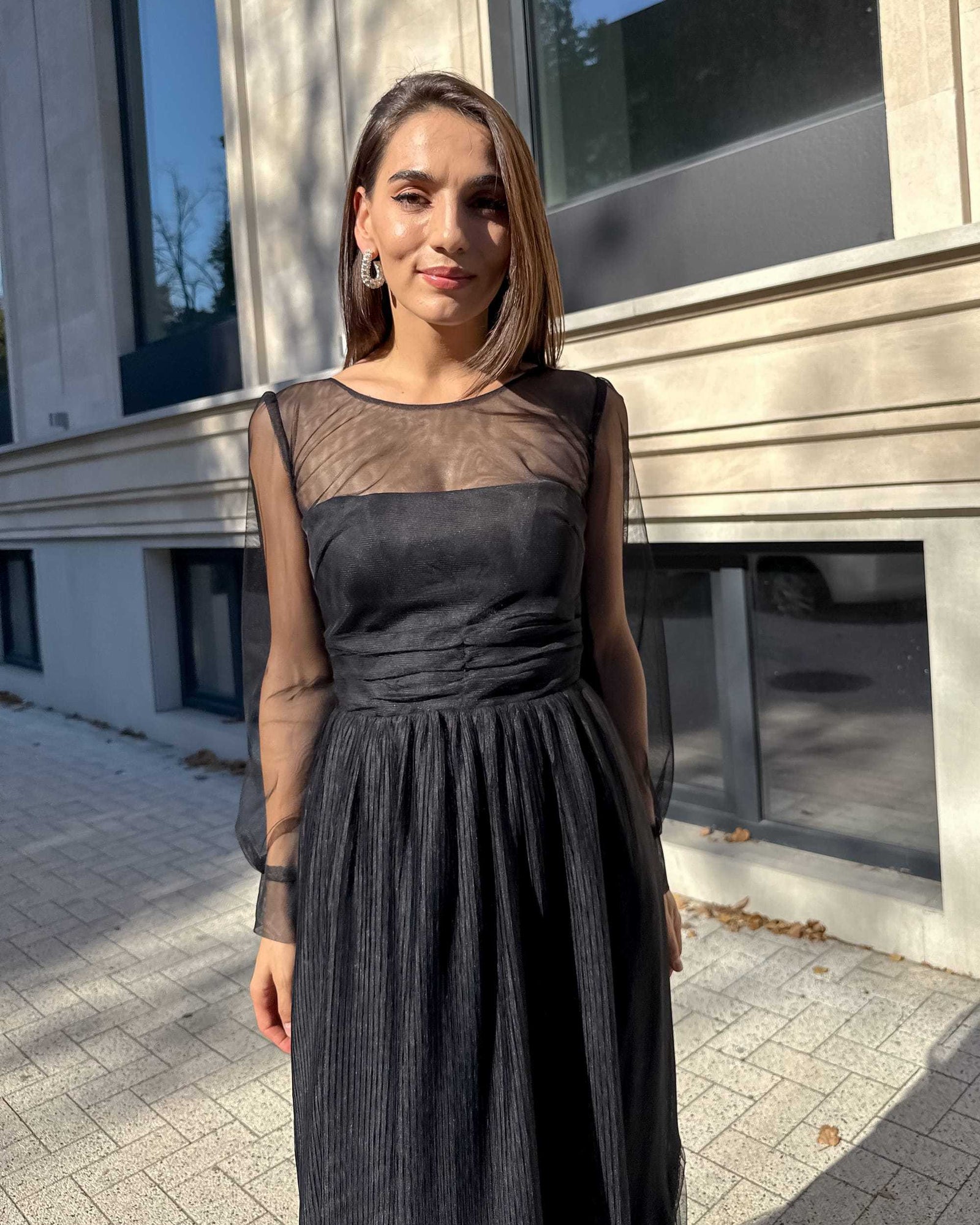 Rochie nunta midi cu mâneci lungi transparente și șnur reglabil.