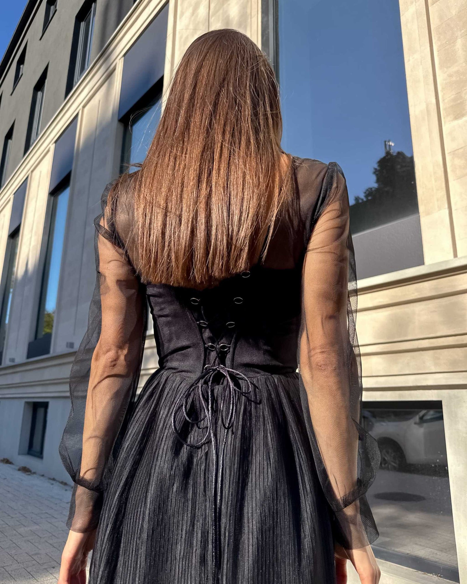 Rochie nunta neagră midi cu mâneci transparente și șnur reglabil, vedere din spate.