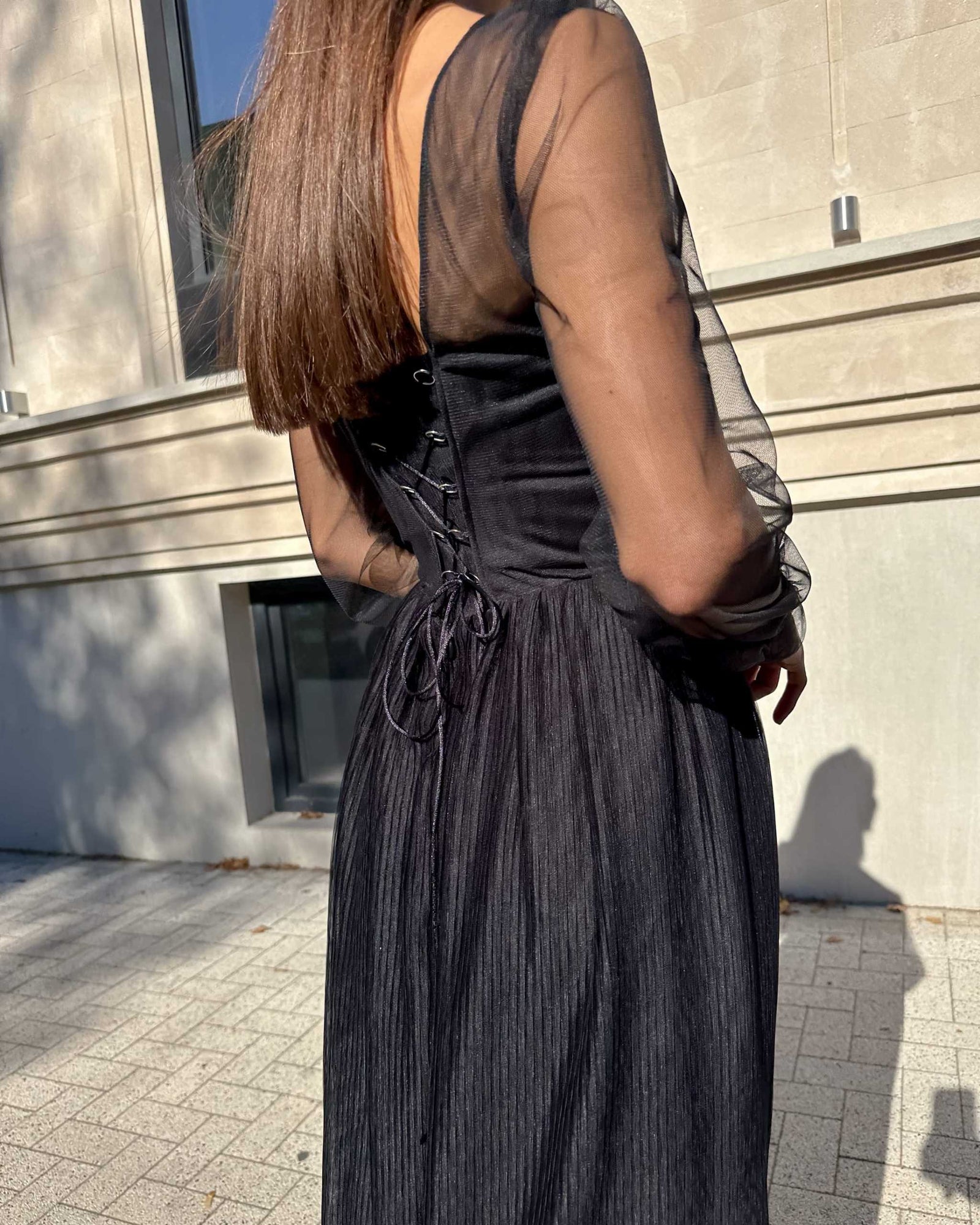 Rochie nunta neagră midi cu mâneci lungi transparente și șnur reglabil la spate.