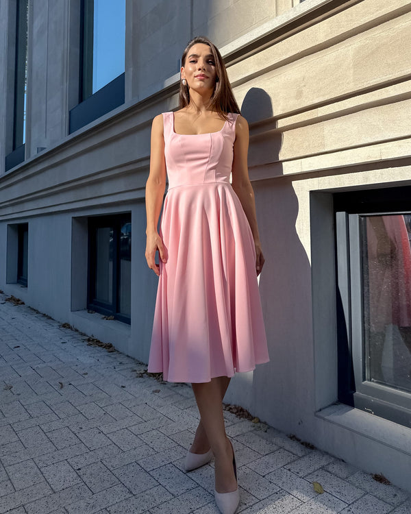 Rochie roz eleganta roz midi cu decolteu și fermoar lateral.