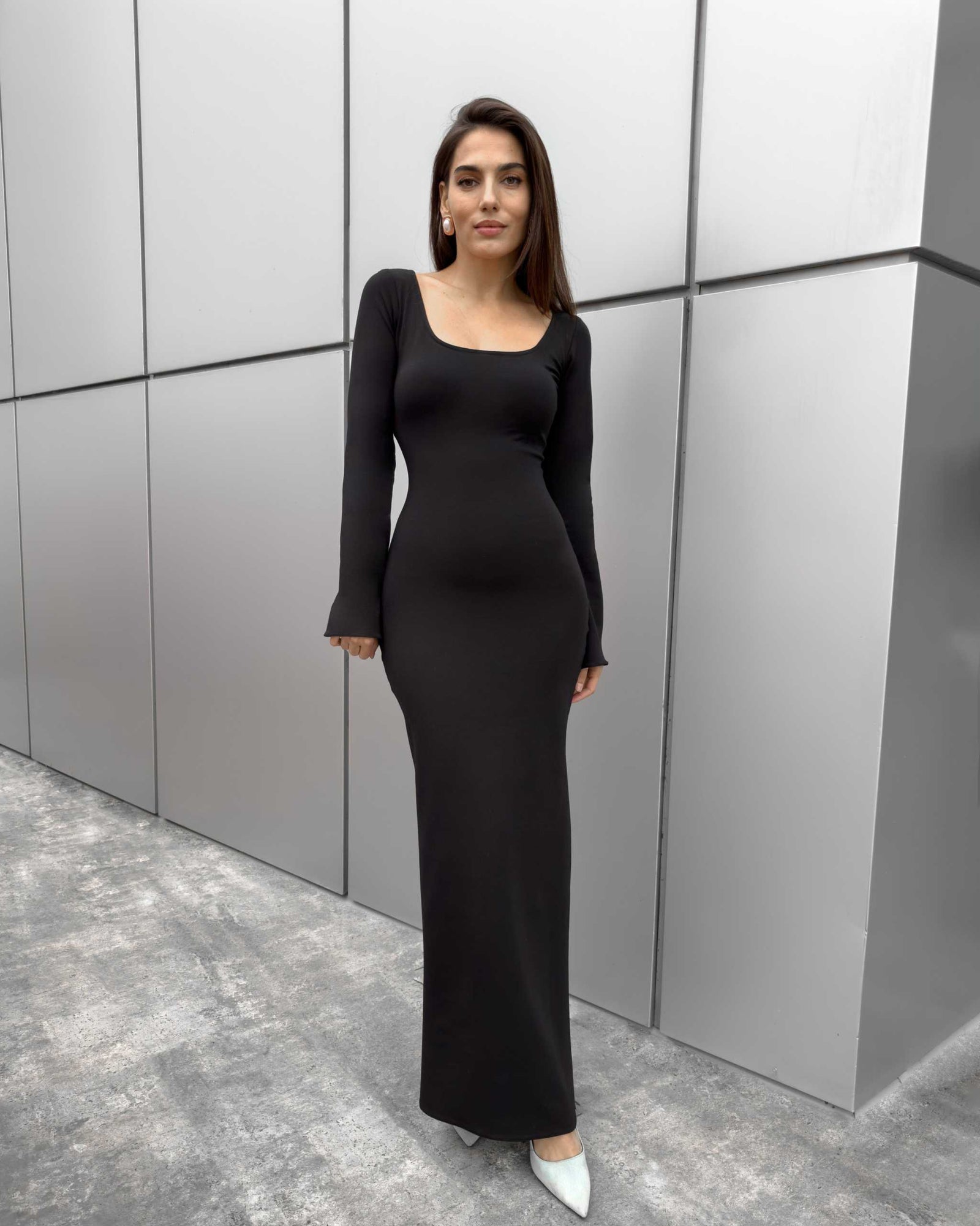 Rochie lunga neagră mulată modelatoare, elegantă și modernă, cu mâneci lungi.