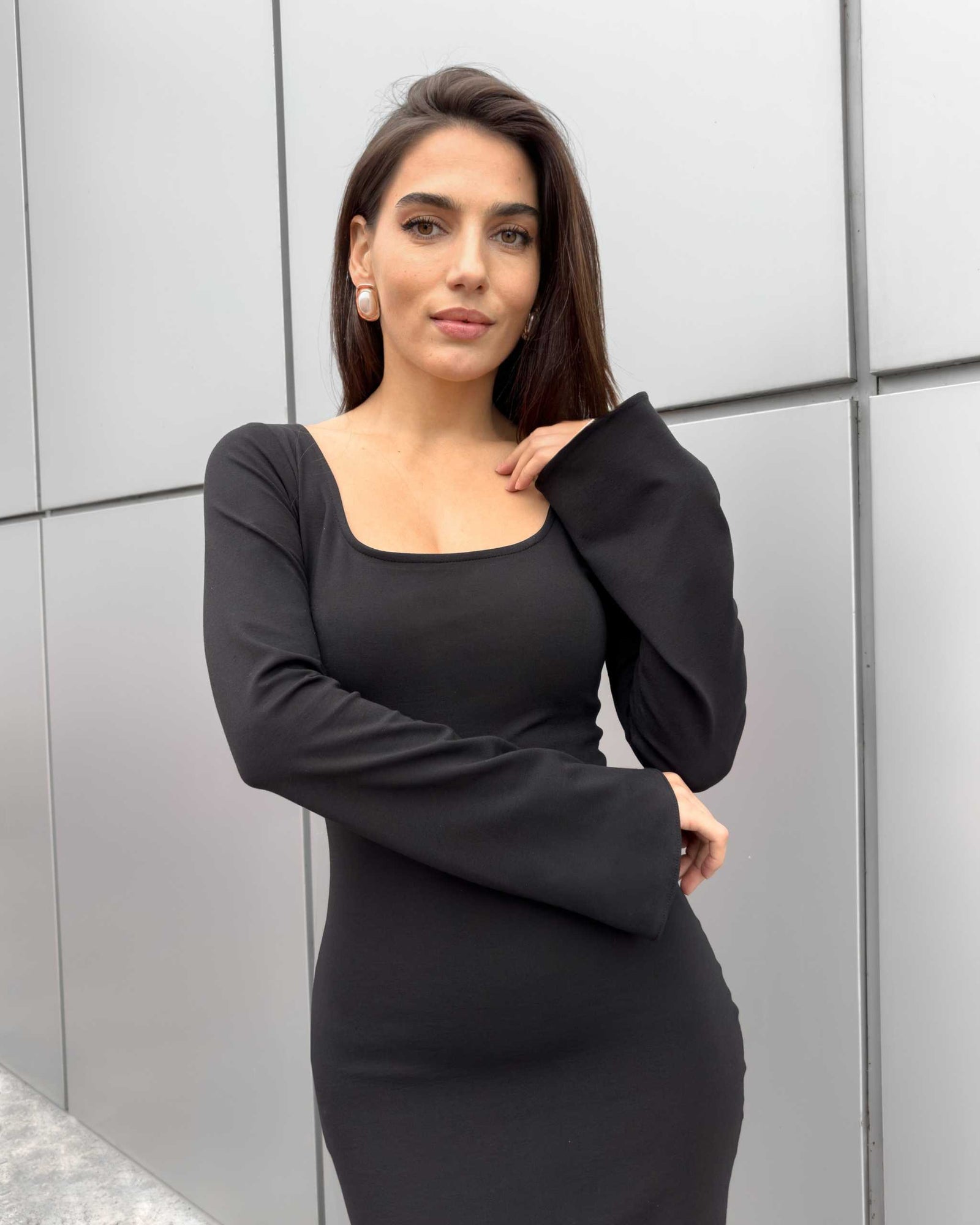 Rochie lunga neagra mulata modelatoare din tricot elastic cu mâneci lungi.