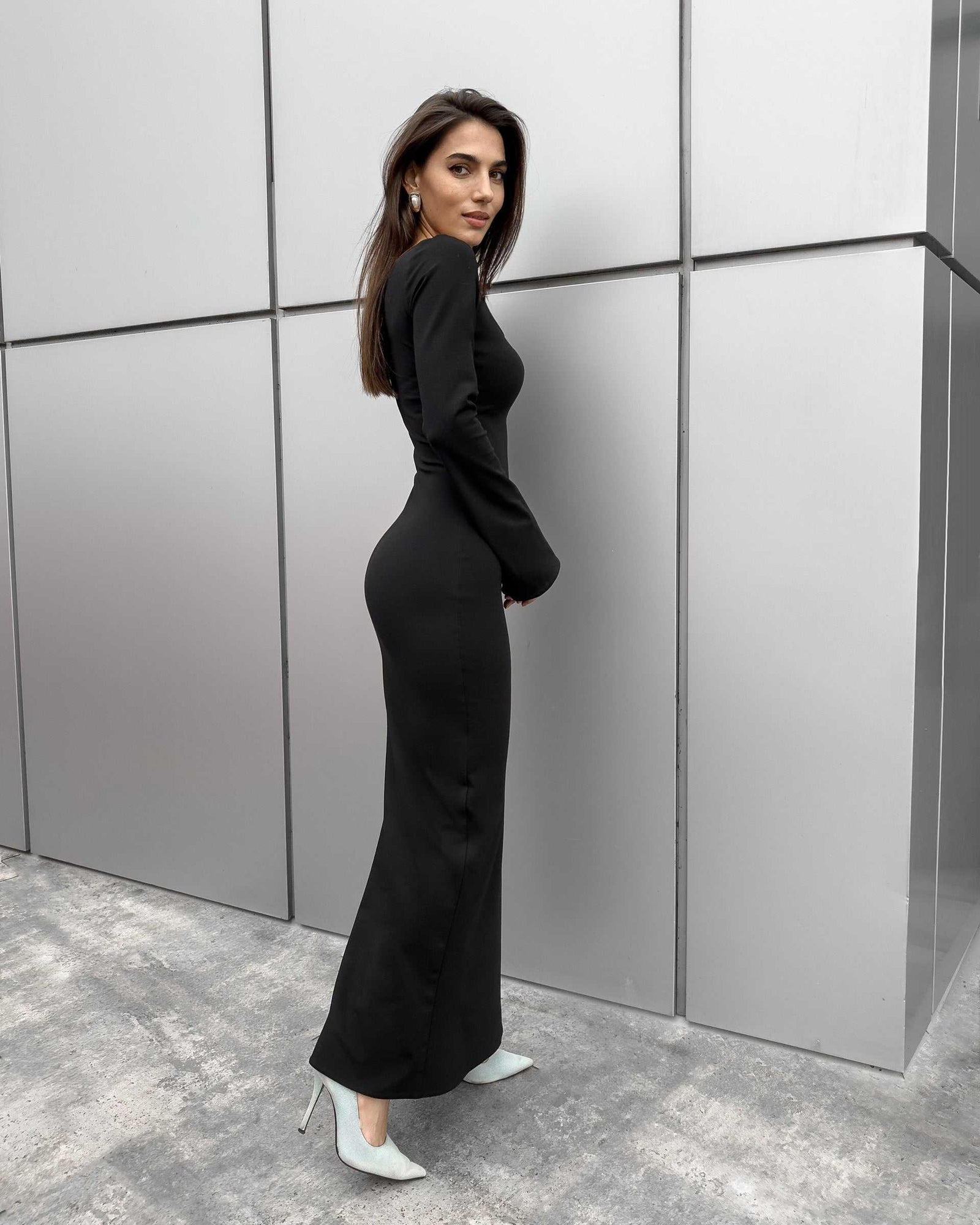 Rochie lunga neagră mulată modelatoare, elegantă și confortabilă, potrivită pentru zilele răcoroase.