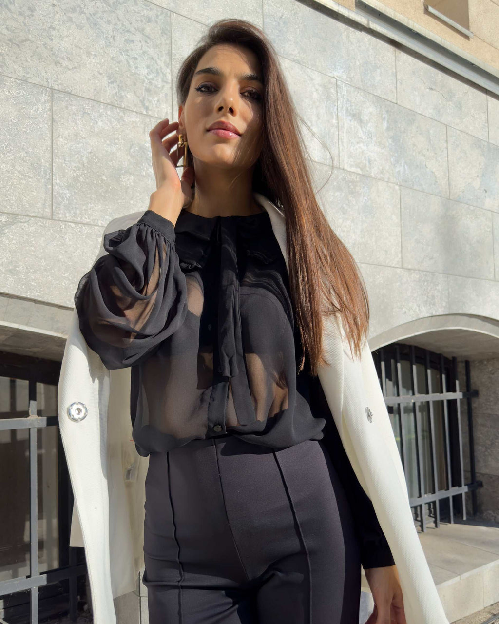 Bluza eleganta damă cu mâneci din chiffon negru, croi drept și guler dublu decorativ.