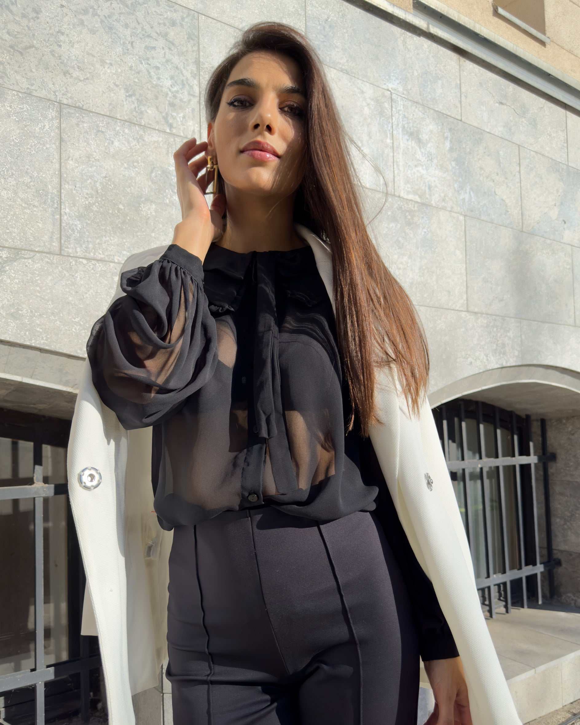Bluza eleganta damă cu mâneci din chiffon negru, croi drept și guler dublu decorativ.