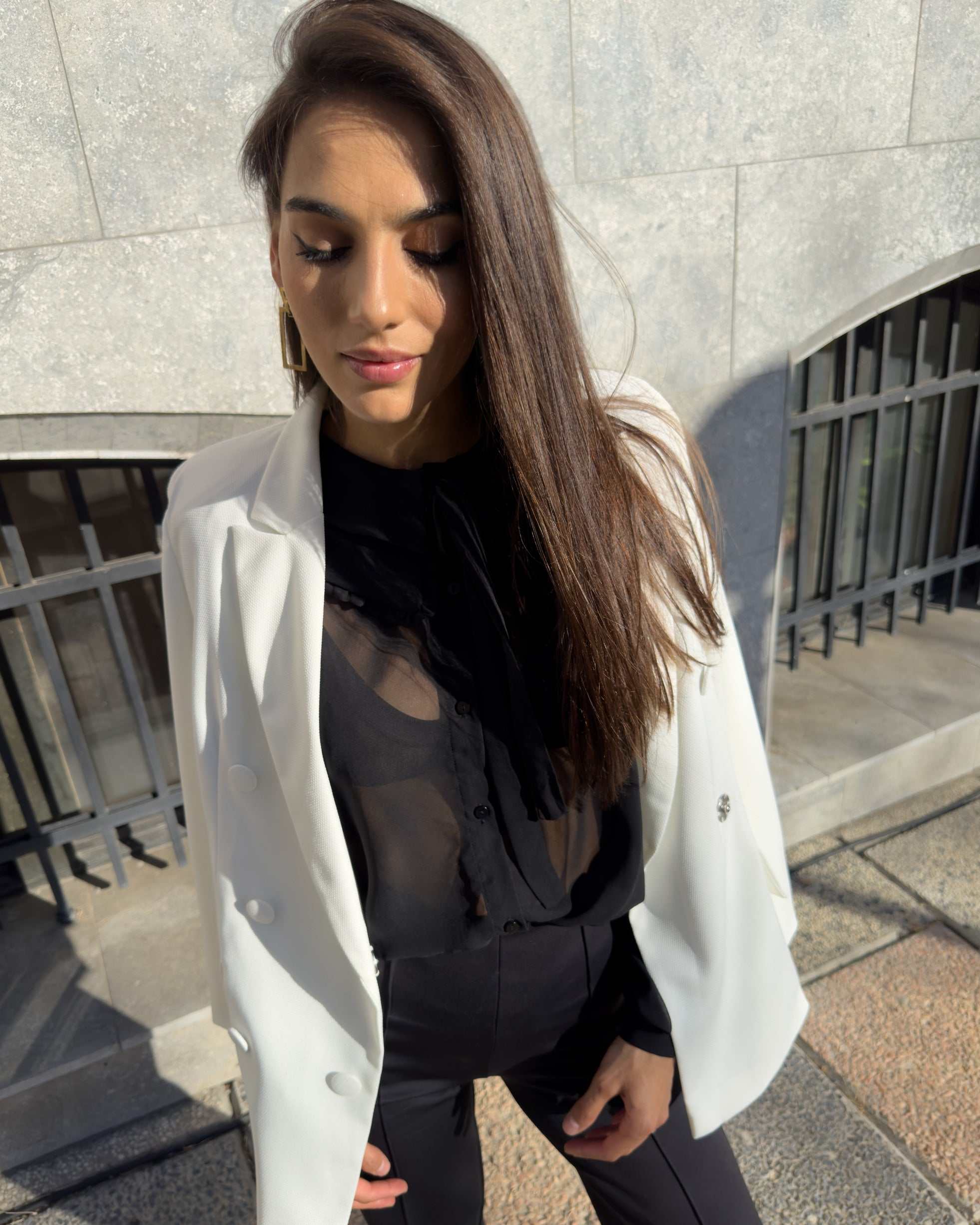 Bluza eleganta damă cu mâneci din chiffon, croi drept, purtată cu sacou alb.