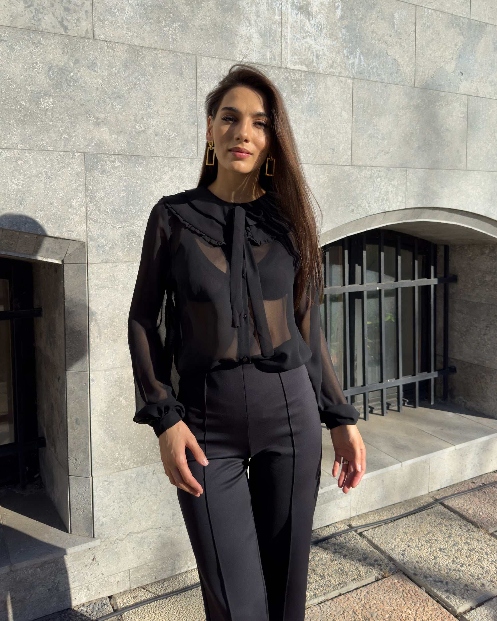 Bluza eleganta damă cu mâneci lungi din chiffon negru, croi drept și guler dublu decorativ.