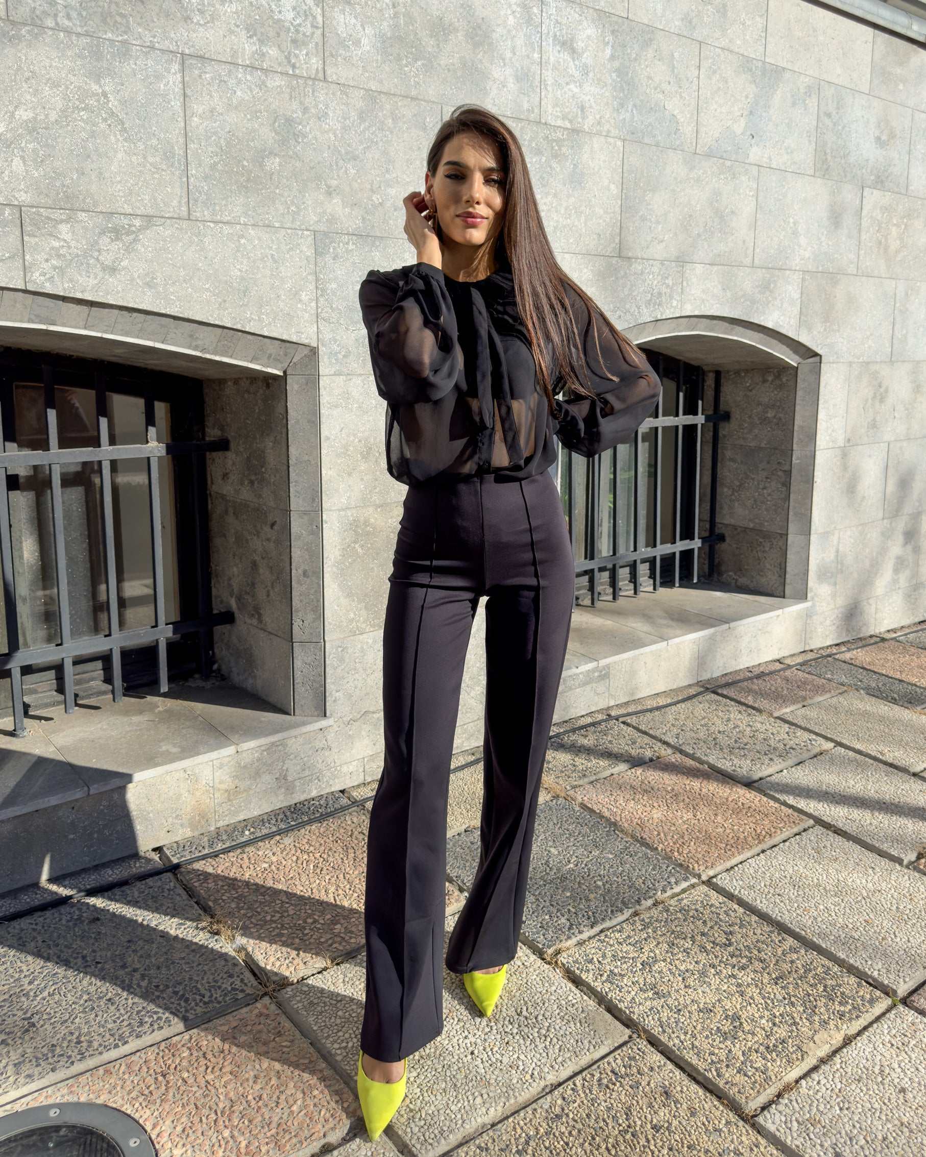 Bluza eleganta damă din chiffon cu mâneci lungi și croi drept, guler dublu decorativ.