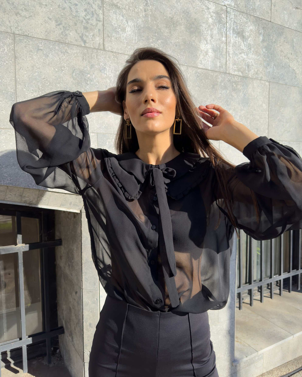Bluza eleganta damă cu mâneci lungi din chiffon negru, croi drept și guler dublu decorativ.