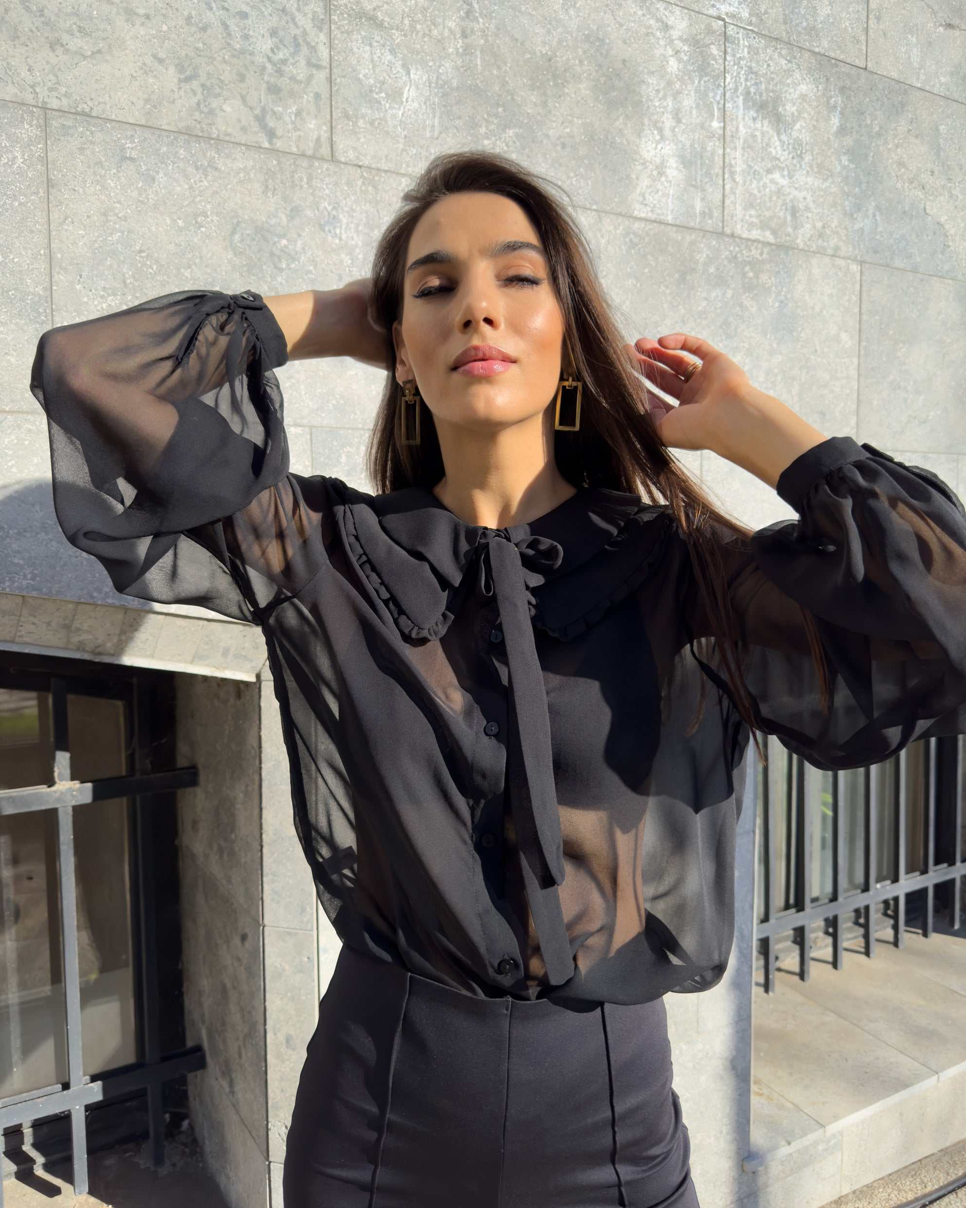 Bluza eleganta damă cu mâneci lungi din chiffon negru, croi drept și guler dublu decorativ.