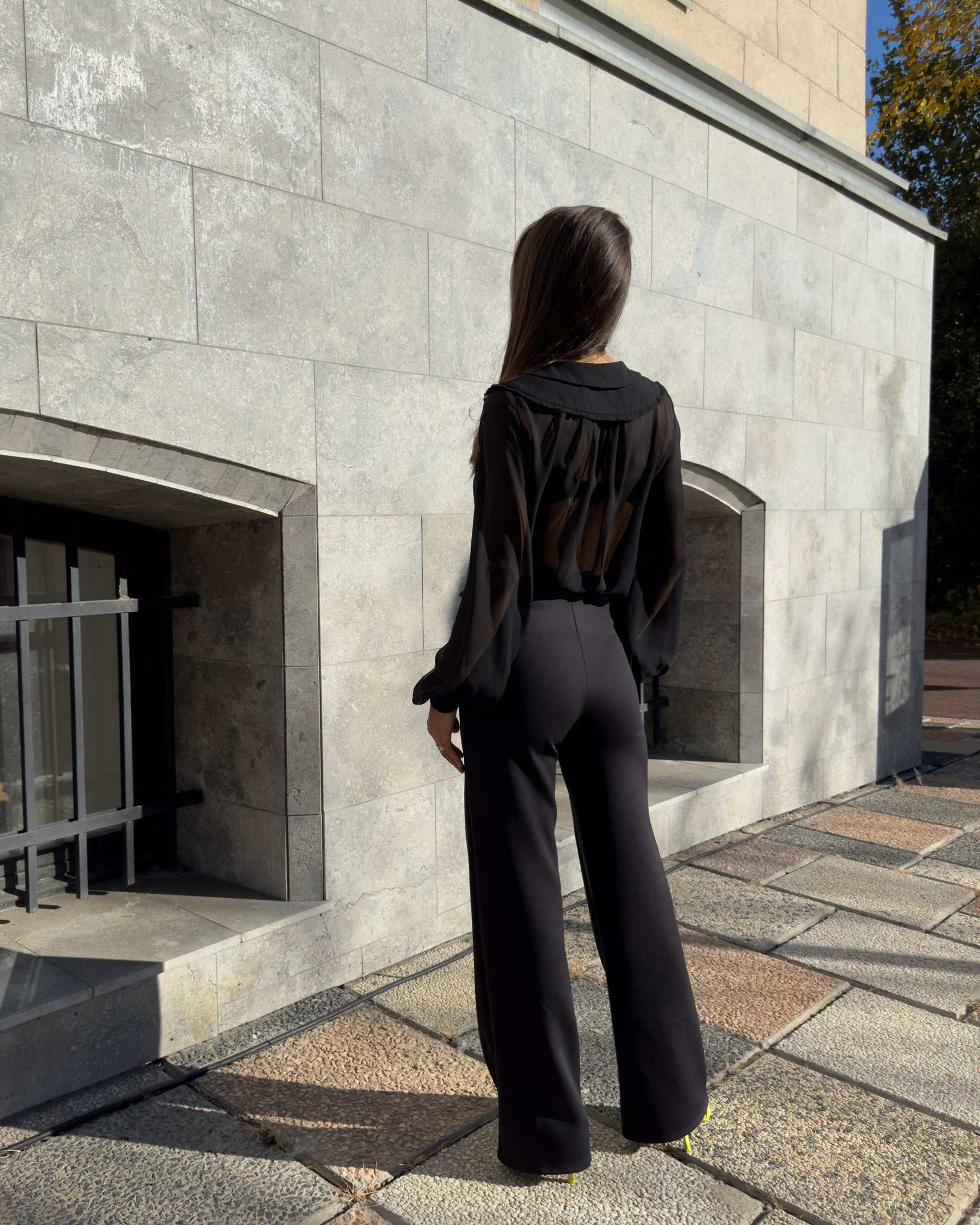 Bluza eleganta damă cu mâneci lungi din chiffon, croi drept, guler dublu decorativ.