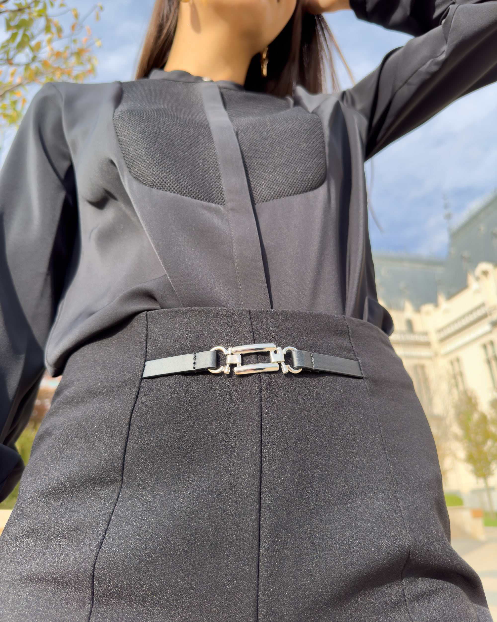 Pantaloni dama cu tăietură, croi conic și accesoriu decorativ la talie.