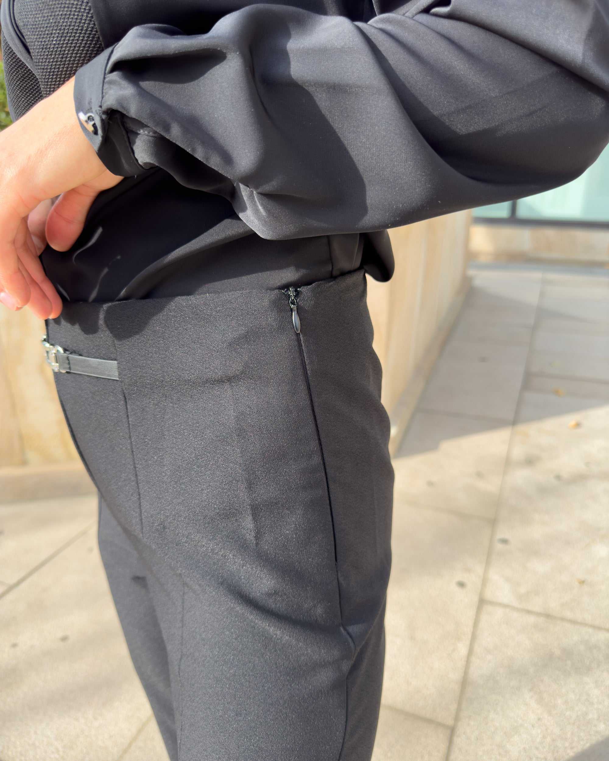 Pantaloni dama office, tăietură conică, talie înaltă, accesoriu decorativ în talie.