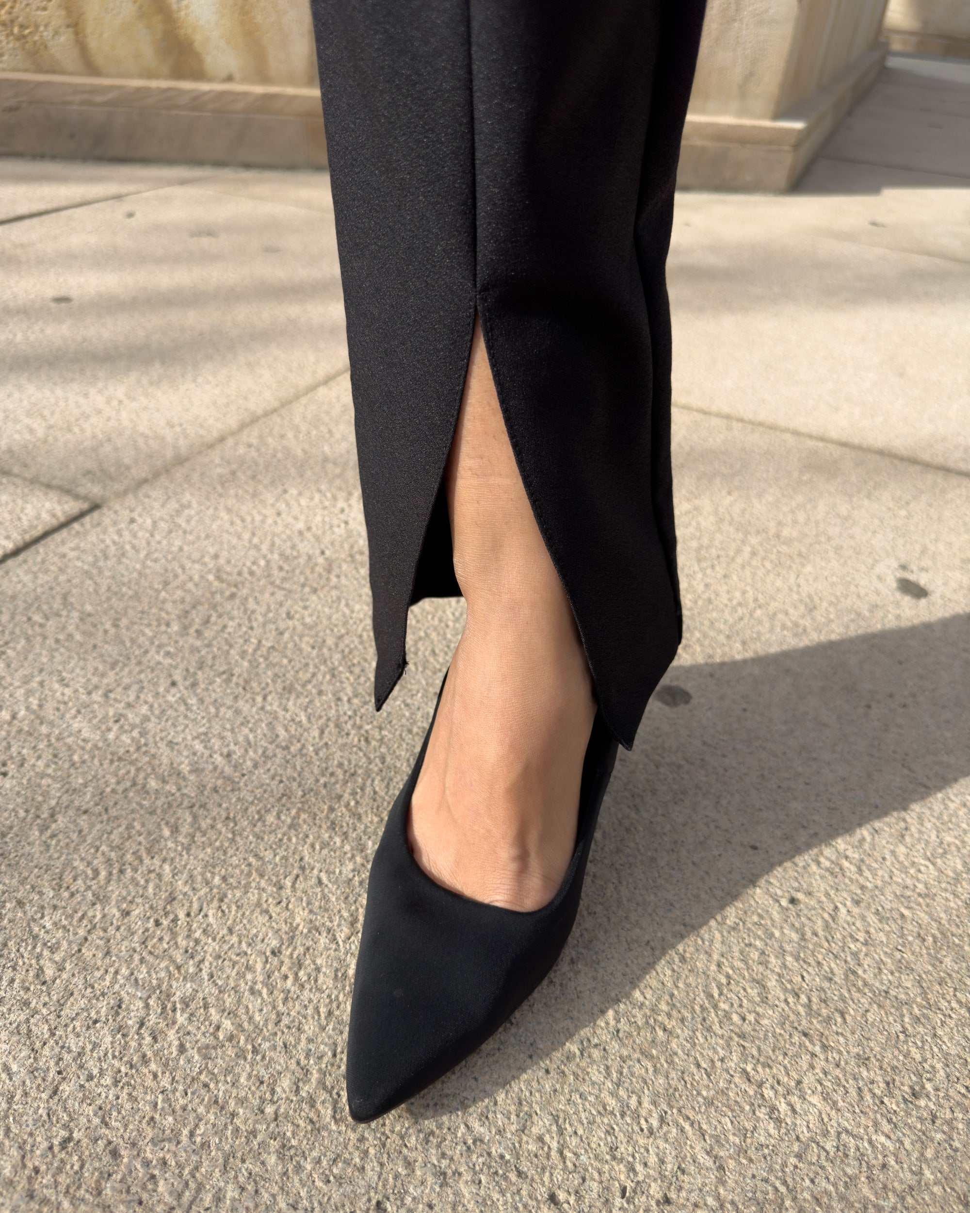 Pantaloni dama negri cu taietura si accesoriu, conici si eleganti.