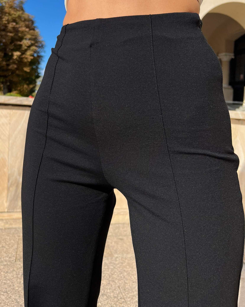 Pantaloni evazati negri pentru femei, stil elegant, talie înaltă, material confortabil.