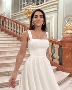 Rochie Lariette elegantă albă de ocazie, cu croială A-line și decolteu pătrat, în interior elegant.