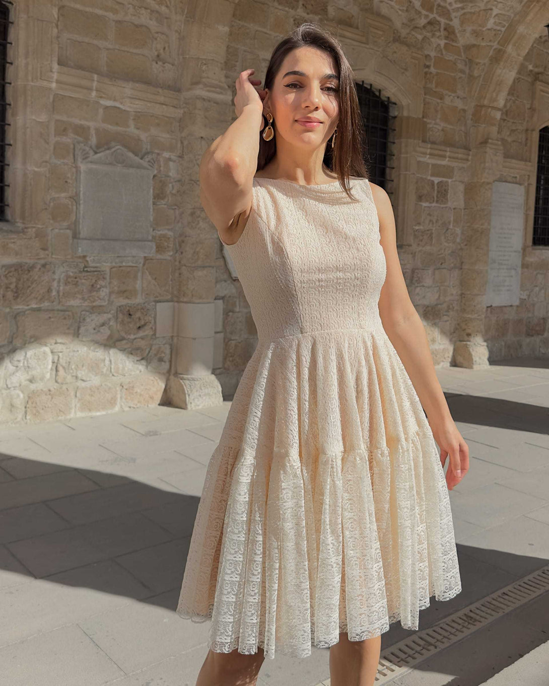 Rochie eleganta bej din dantelă cu design sofisticat, ideală pentru evenimente speciale.