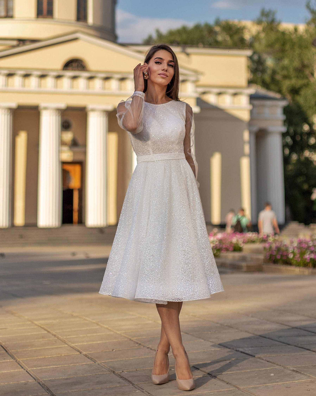 Rochie eleganta cununie civilă, strălucitoare, lungime midi, mâneci tull transparente.