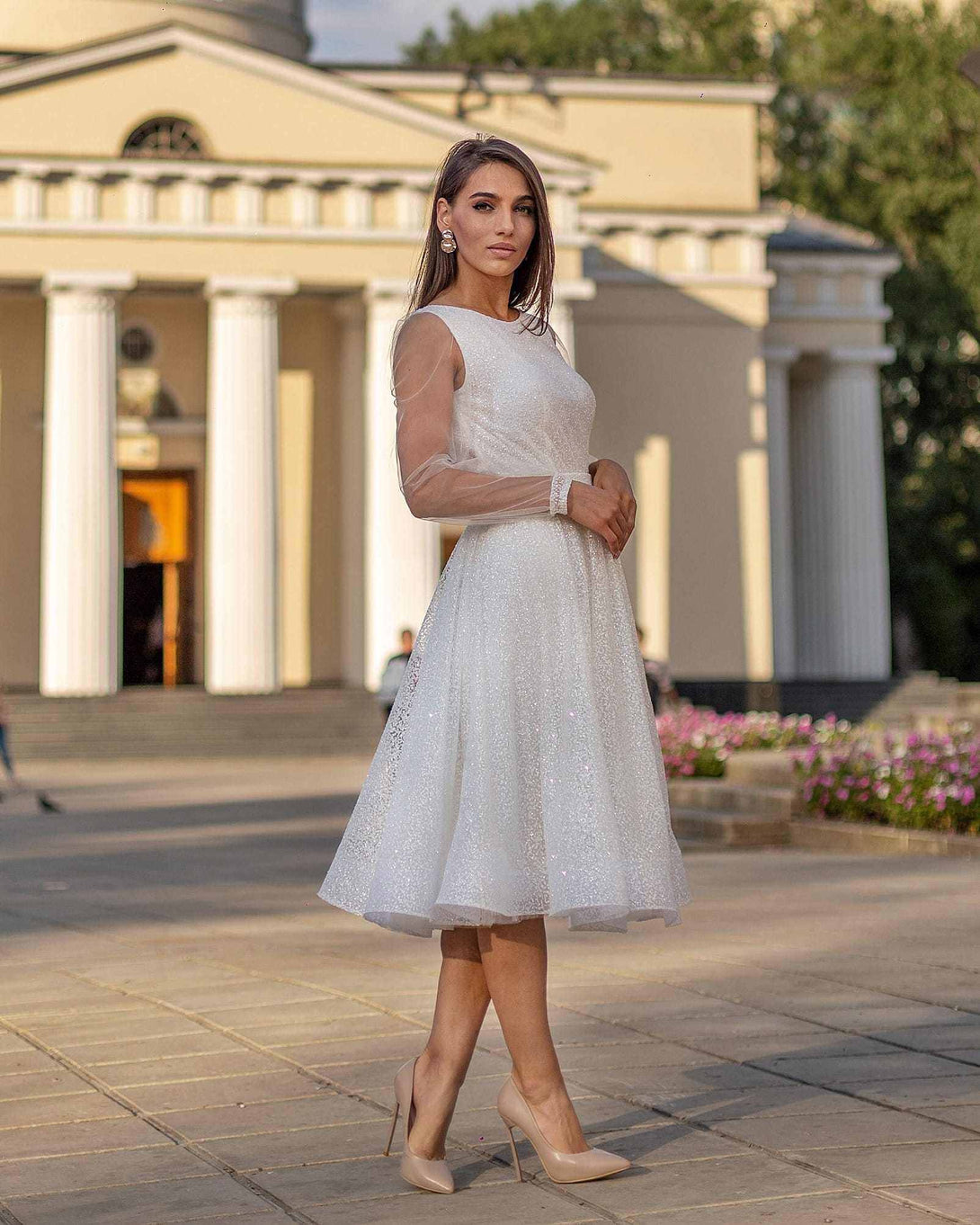 Rochie eleganta alba cununie civilă strălucitoare, lungime midi, glitter, mâneci tull, decolteu V.