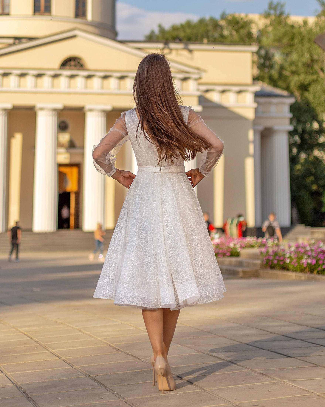 Rochie eleganta alba cununie civilă strălucitoare lungime midi cu mâneci tulle transparente.