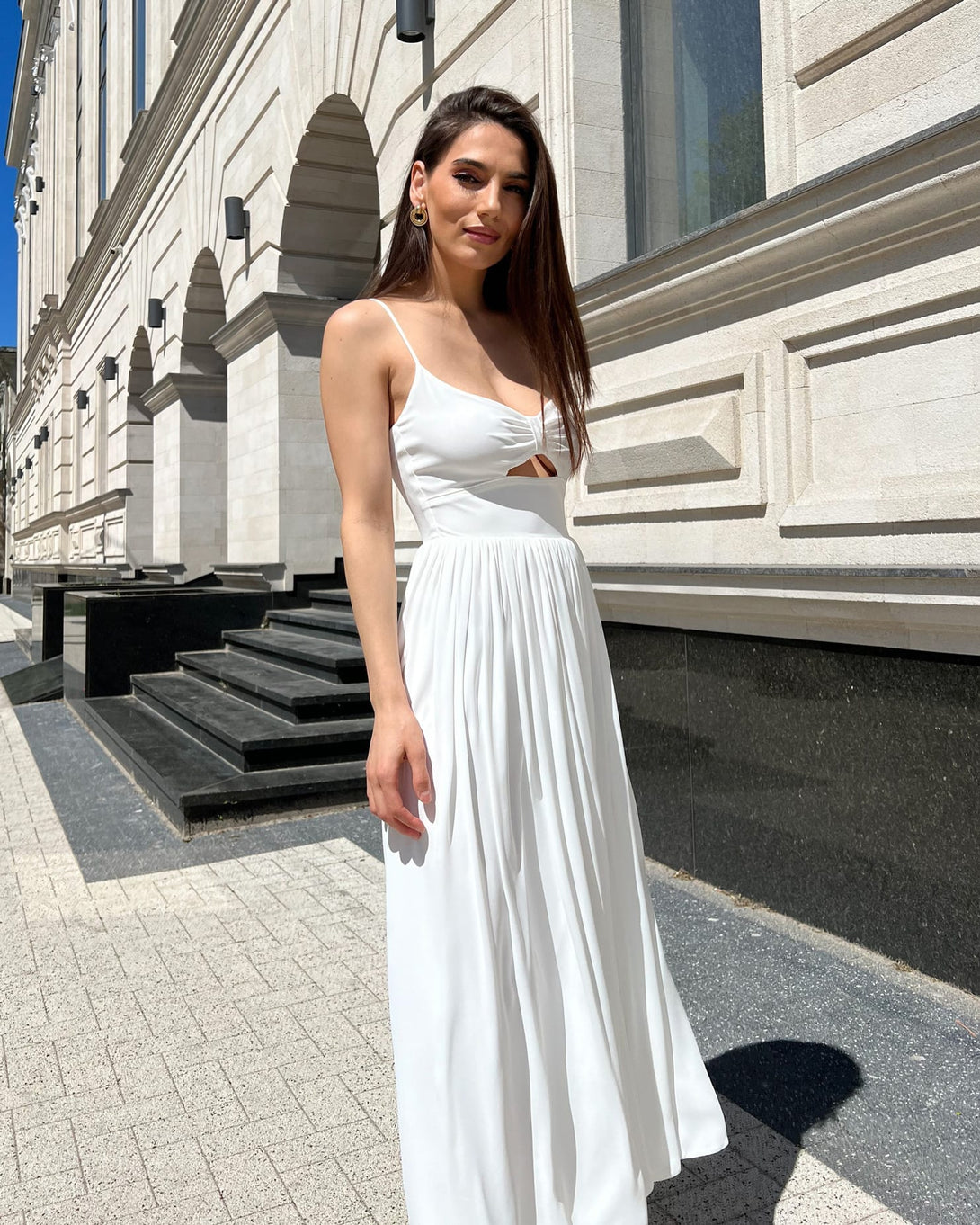 Rochie alba eleganta cu slit si bretele - BELLADRESS