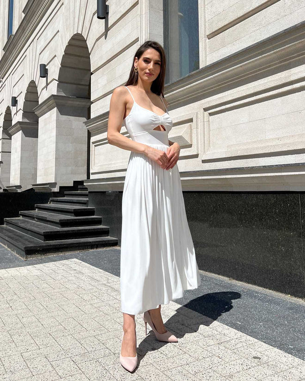 Rochie alba elegantă cu slit și bretele, accesorizată cu centură, 113 cm lungime.