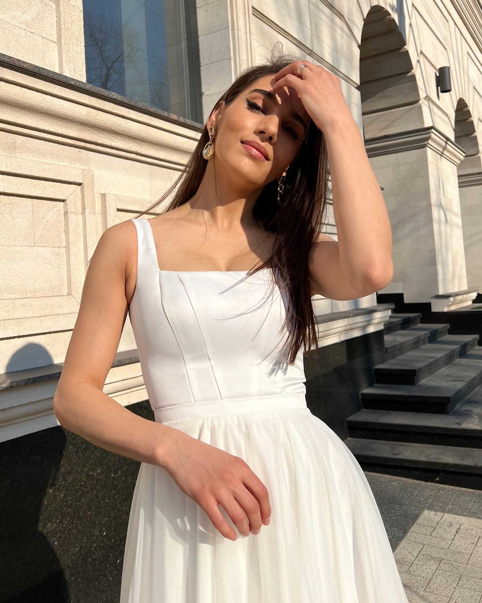 Rochie cununie civila albă elegantă midi cu decolteu și bretele subțiri.