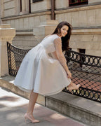 Rochie cununie civila midi din satin regal pentru cununie, cu mâneci transparente din plasă cu perle.